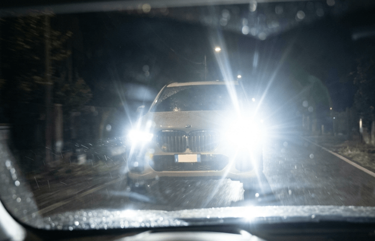 Sei automobilisti su dieci sono infastiditi dai fari auto sempre più potenti