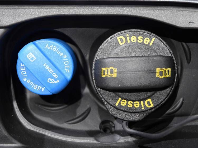Le auto diesel Euro 6 hanno un serbatoio separato per l'AdBlue, per ridurre le emissioni inquinanti (Fotogramma/Ipa)
