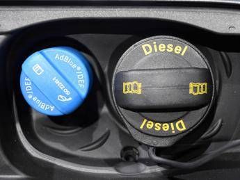 Le auto diesel Euro 6 hanno un serbatoio separato per l'AdBlue, per ridurre le emissioni inquinanti (Fotogramma/Ipa)
