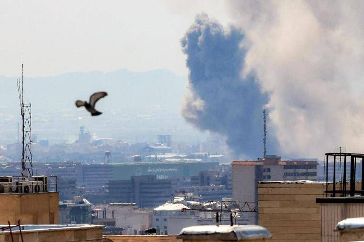 Raid su ponti e infrastrutture in Iran: morti e feriti, colpita anche l’isola di Kharg