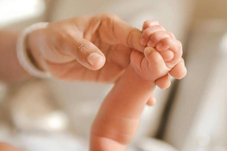 mano_neonato_stringe_genitore_Canva