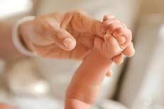 mano_neonato_stringe_genitore_Canva