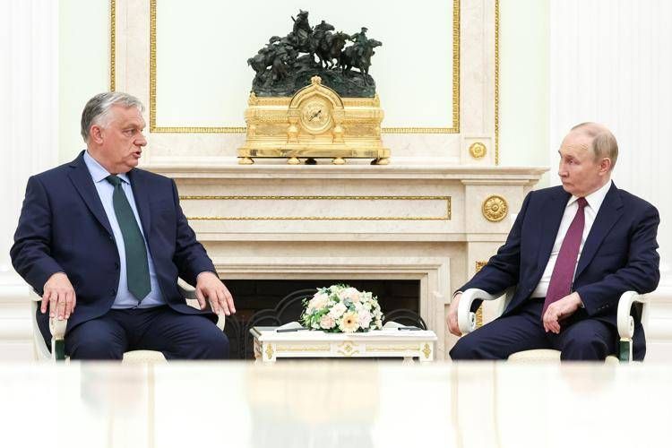 Il premier ungherese Viktor Orban (a sinistra) e il presidente russo Vladimir Putin a Mosca durante un incontro nel 2024  - Fotogramma/Ipa