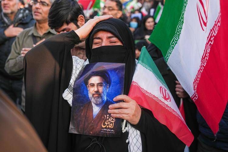 Donna iraniana con l'immagine di Mojtaba Khamenei (Fotogramma/Ipa)