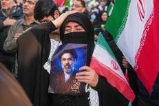 Donna iraniana con l'immagine di Mojtaba Khamenei (Fotogramma/Ipa)