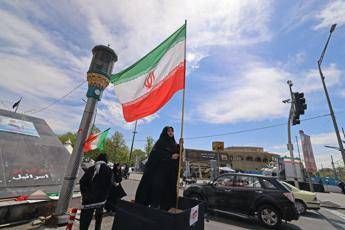 Donna iraniana con bandiera (Afp)