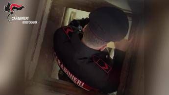 Sotto il pavimento un bunker blindato con arsenale, la scoperta a Gioia Tauro - Video