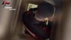 Sotto il pavimento un bunker blindato con arsenale, la scoperta a Gioia Tauro - Video