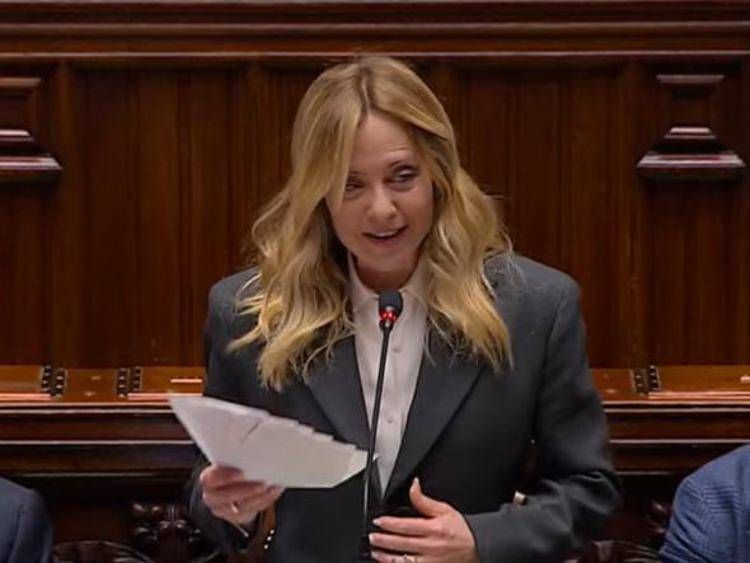 Meloni frena l'applauso in Aula durante l'iinformativa: 