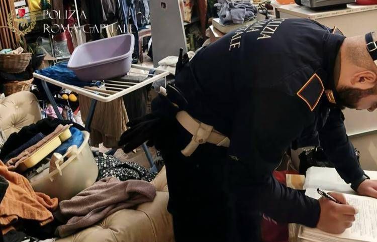 Roma, neonato tra droga e rifiuti: madre denunciata, arrestato il compagno