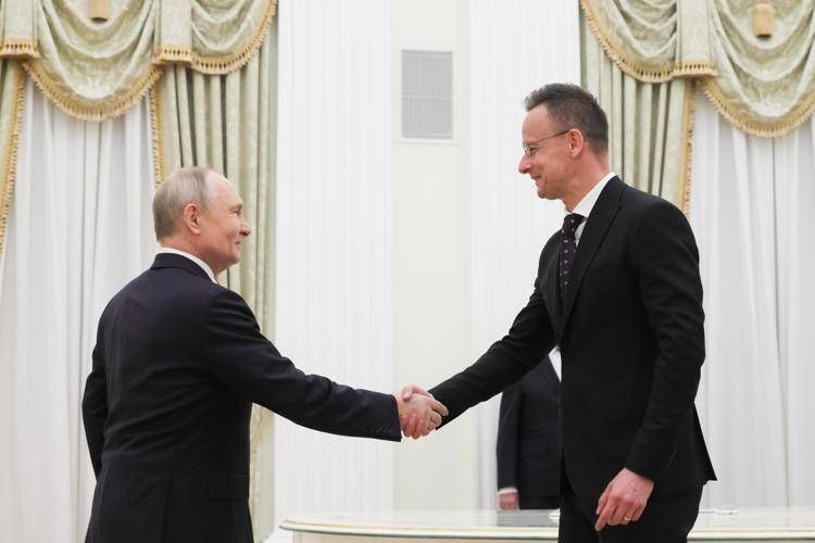 Il ministro degli Esteri ungherese Peter Szijjarto al Cremlino con il presidente russo Vladimir Putin (Fotogramma/Ipa)