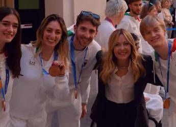 La premier Giorgia Meloni con la delegazione degli azzurri di Milano-Cortina a Palazzo Chigi 
