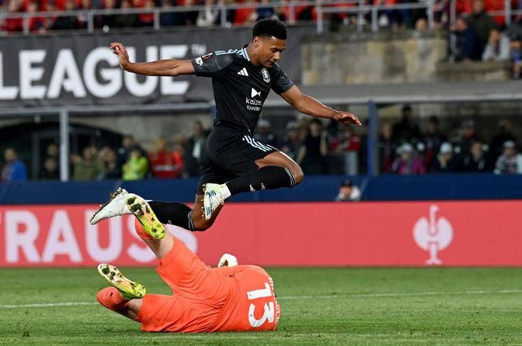 Federico Ravaglia del Bologna e Ollie Watkins dell'Aston Villa (Afp)