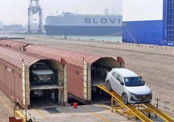 Carico e scarico merci nel porto di Yantai, nello Shandong in Cina: la frode Iva scoperta in Cechia riguarda merci importate dalla Cina  - Fotogramma/Ipa