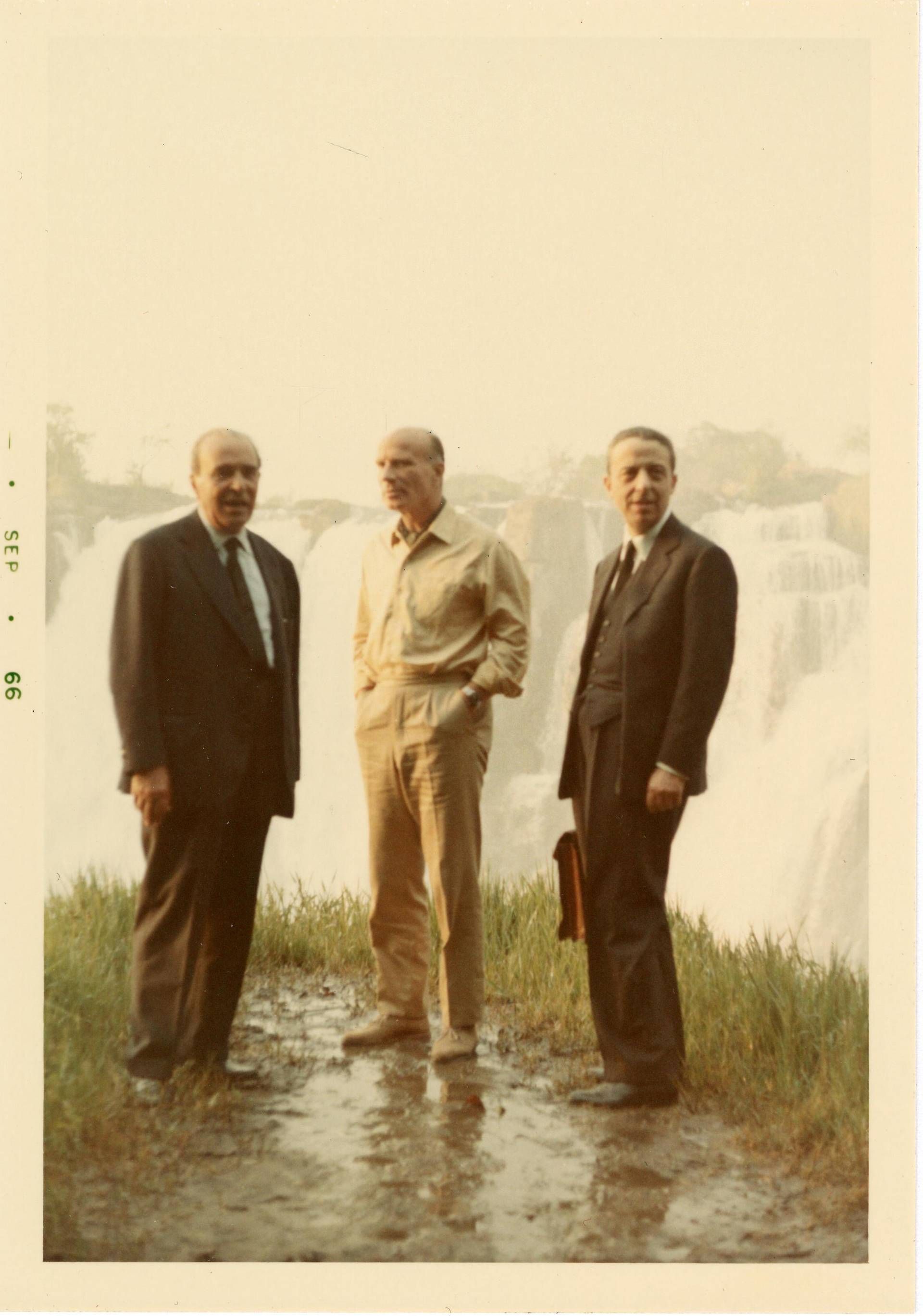 In visita nello Zambia, nel settembre 1966, da sinistra: Adolfo Tino (Presidente di Mediobanca), Guido Carli (Governatore di Banca d'Italia) ed Enrico Cuccia (a.d. ed.g. di Mediobanca) - (Fonte: Archivio famiglia Cuccia)
