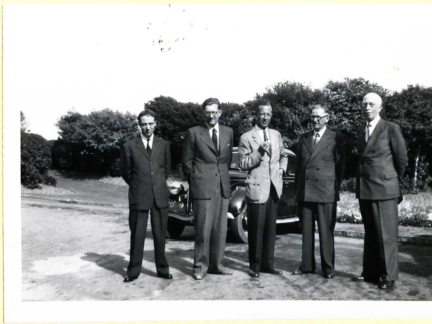 La missione di Enrico Cuccia (primo da sinistra) a Eastbourne nel 1947  (Fonte: Archivio Storico Mediobanca)