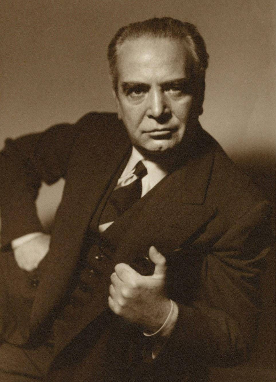 Raffaele Mattioli durante la missione economica italiana negli USA, New York, [novembre 1944 – marzo 1945], Blackstone Studios - Fonte: Archivio Storico Intesa Sanpaolo