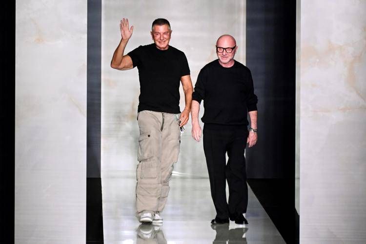 Stefano Gabbana e Domenico Dolce insieme in passerella a Milano nel febbraio 2026 - Fotogramma /Ipa