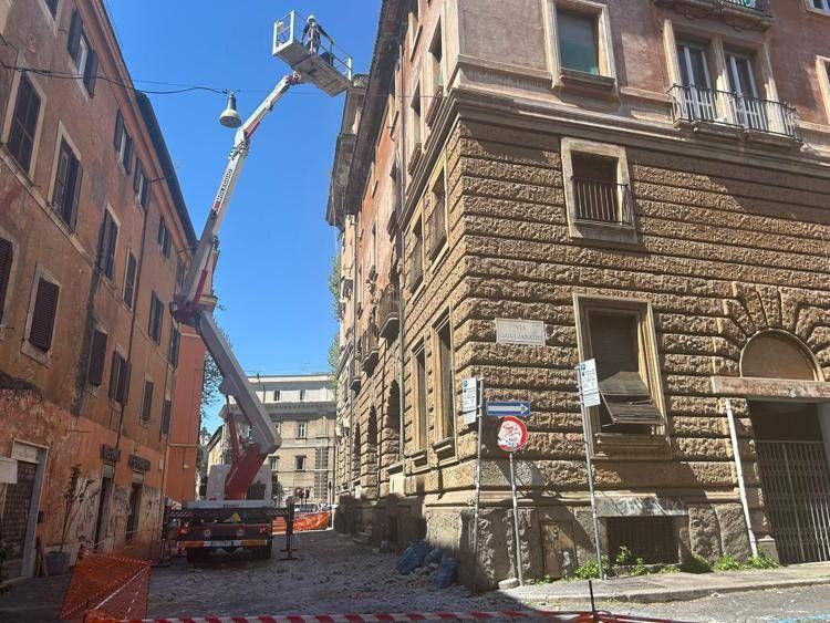 Cornicione crollato a Trastevere, in corso lavori messa in sicurezza dell'area