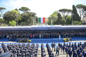 A cerimonia per 174 anni Polizia conferite onorificenze: medaglia d'oro al merito civile a poliziotto Scarpati morto a Torre del Greco