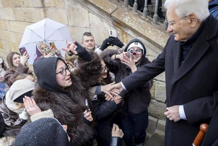 Il Presidente della Repubblica Sergio Mattarella con alcuni ragazzi italiani incontrati nel corso della passeggiata sul Ponte Carlo (foto Quirinale)