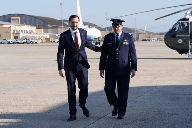  - JD Vance e il pilota del volo per Islamabad - Afp