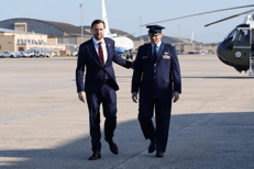  - JD Vance e il pilota del volo per Islamabad (Afp)