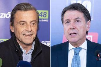 Calenda alla Festa della Polizia si ritrova vicino a Conte, la foto è un meme