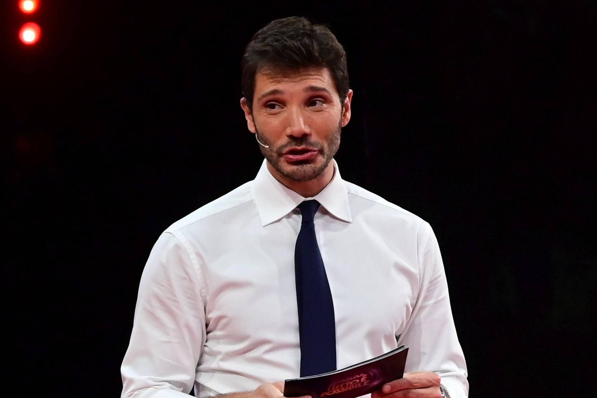 Ascolti tv ieri sera 10 aprile, De Martino vola con lo speciale di ‘Affari Tuoi’: i dati