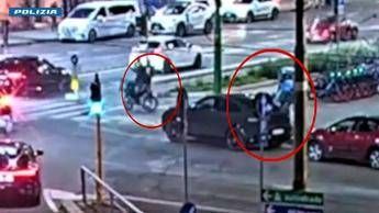 Violenta lite tra due rider in centro a Milano, coltellate e un arresto per tentato omicidio - Video