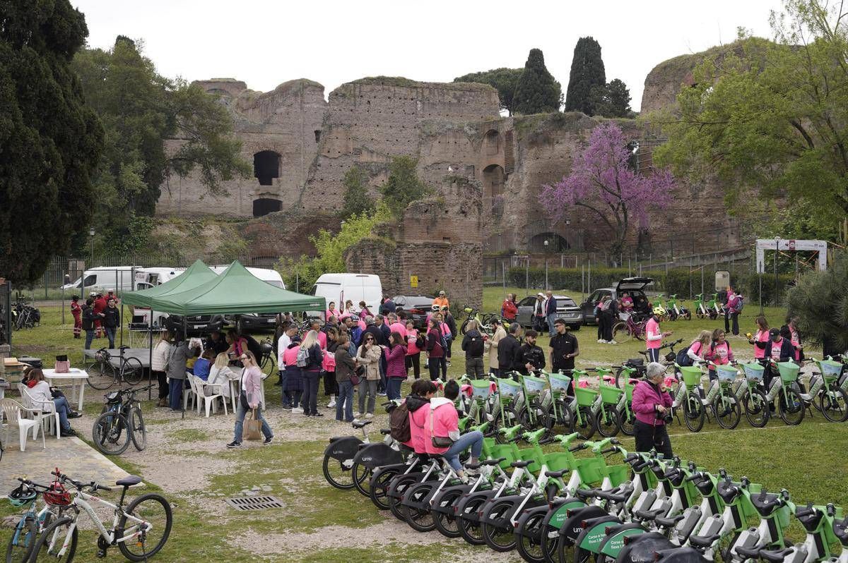 'Bicinrosa', a Roma la pedalata solidale per la prevenzione