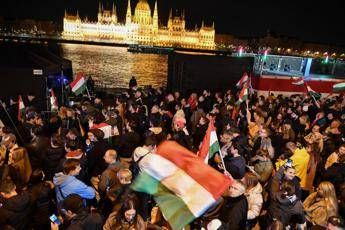 Budapest, manifestanti esultano per la vittoria di  Magyar