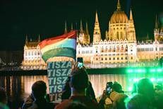 Festeggiamenti dei sostenitori di Tisza ieri sera a Budapest, lungo il Danubio. - Fotogramma/Ipa