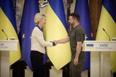 La presidente della Commissione Europea Ursula von der Leyen a Kiev con il presidente ucraino Volodymyr Zelensky: il prestito Ue da 90 mld promesso a dicembre è ancora bloccato (Fotogramma/Ipa)