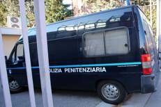 Mezzo della polizia penitenziaria - Fotogramma
