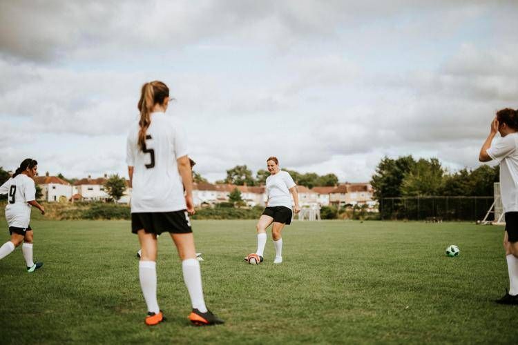 Ragazze giocano a calcio - (123Rf)