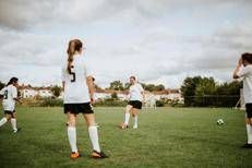 Ragazze giocano a calcio - (123Rf)