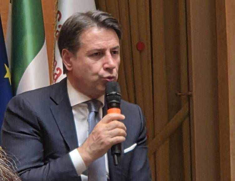 Giuseppe Conte durante la presentazione del suo libro