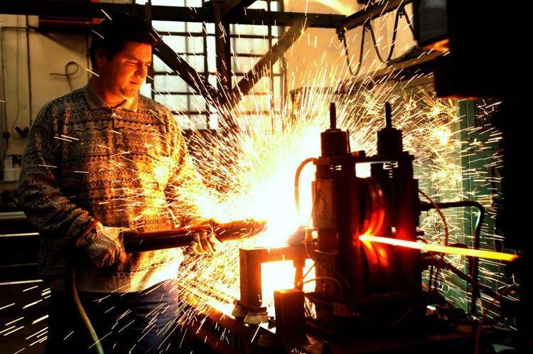 Un operaio lavora l'acciaio in un'azienda metalmeccanica nel Milanese: la lega è la base dell'industria manifatturiera - Fotogramma/Ipa