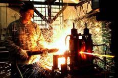 Un operaio lavora l'acciaio in un'azienda metalmeccanica nel Milanese: la lega è la base dell'industria manifatturiera - Fotogramma/Ipa