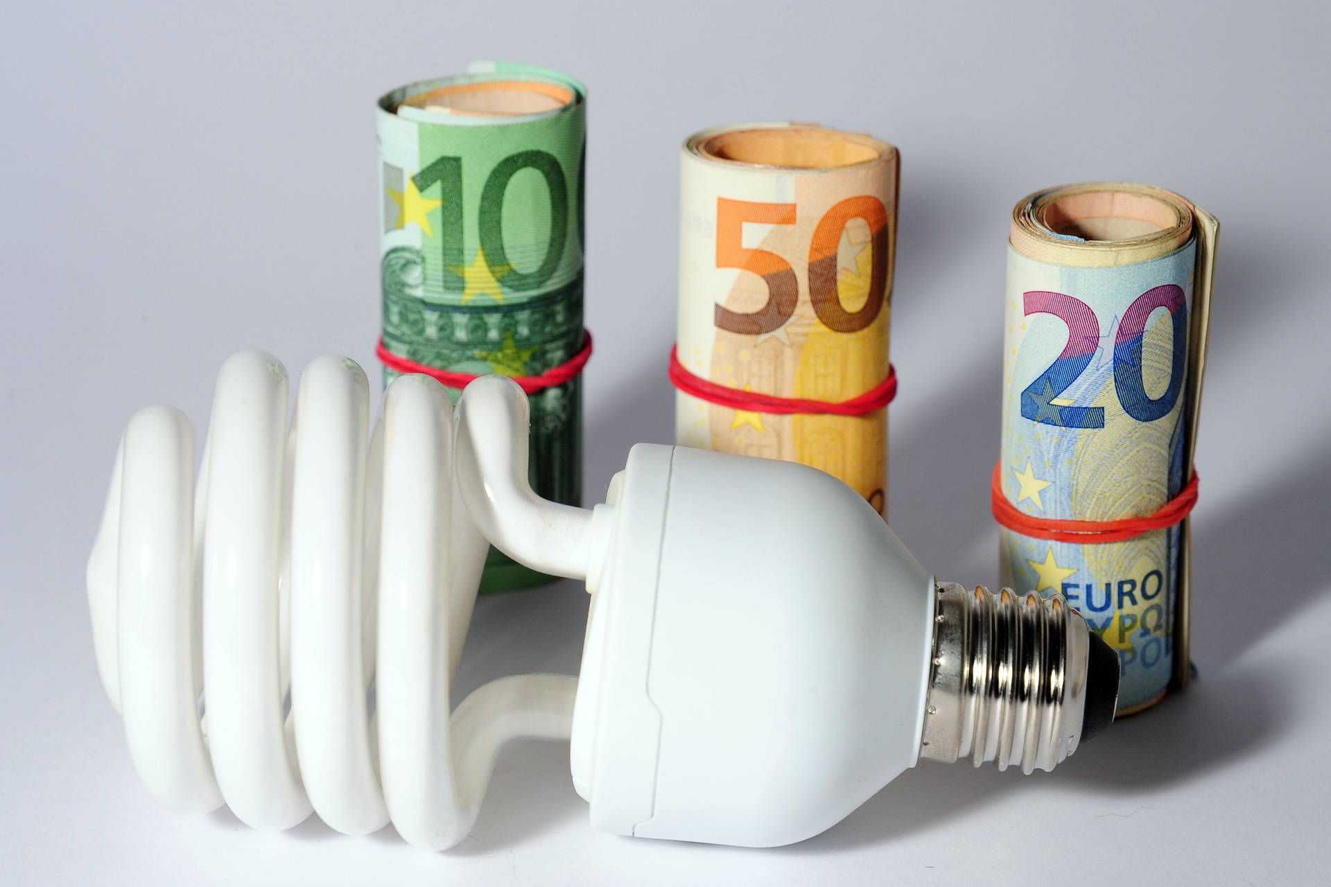 Guerra Usa-Iran può costare fino a 950 euro a famiglia: dalle bollette alla benzina, tutti gli aumenti