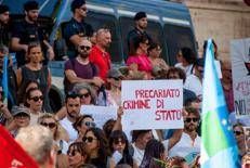 Insegnanti manifestano contro il precariato a Roma nel 2024: l'abuso di contratti a tempo indeterminato nella scuola è diffuso in molti Paesi Ue.  - Fotogramma/Ipa