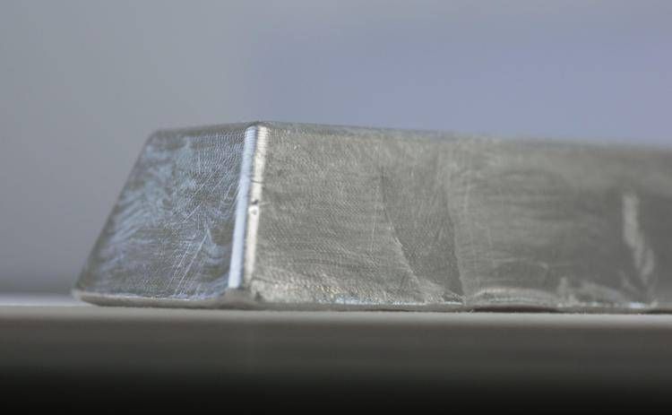 Un lingotto di indio, un metallo che rientra tra le  terre rare, nelle quali la Cina è pressoché monopolista. - Fotogramma/Ipa