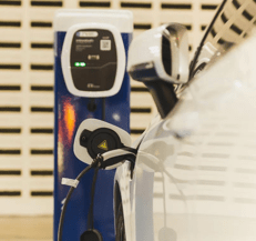 Il caro carburanti spinge la vendita dell'elettrico