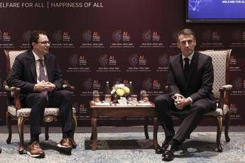 Il Ceo di Anthropic Dario Amodei (a sinistra) con il presidente francese Emmanuel Macron  - Fotogramma/Ipa