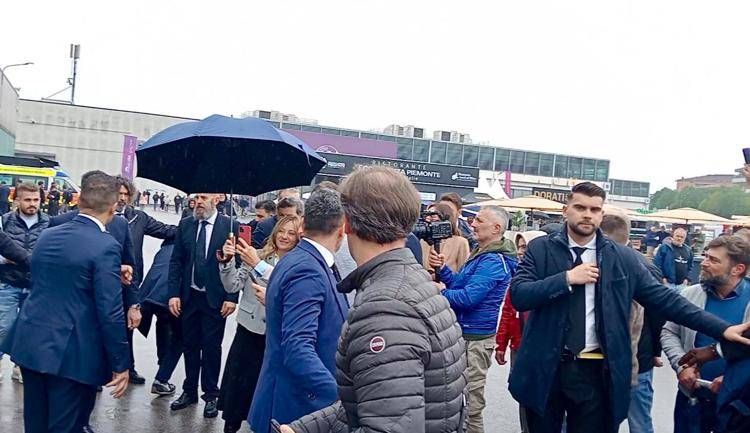 Meloni a Vinitaly, 'brava Giorgia': tra selfie e applausi 'maratona' di 4 ore
