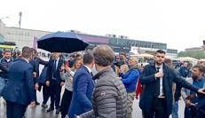 Meloni a Vinitaly, 'brava Giorgia': tra selfie e applausi 'maratona' di 4 ore