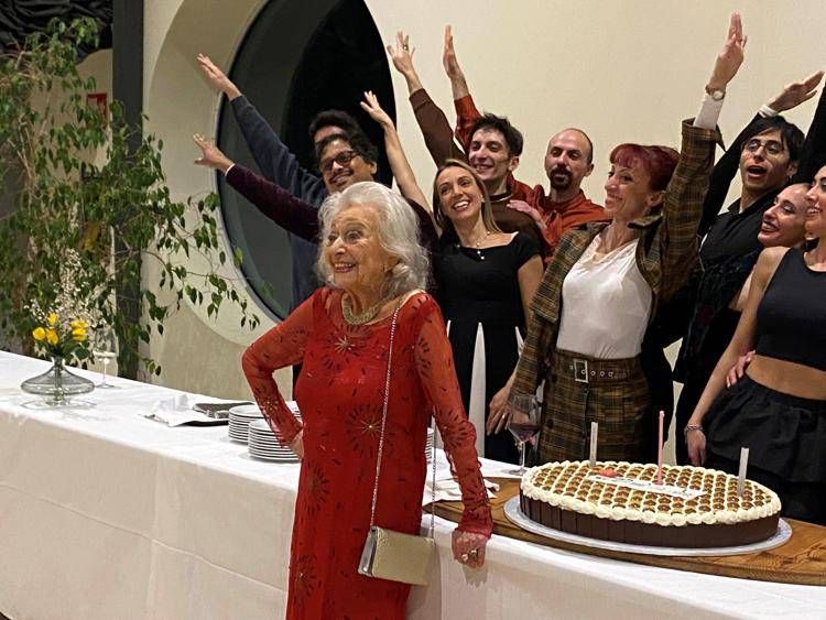 Susanna Egri accanto alla sua Compagnia EgriBiancoDanza festeggia 100 anni