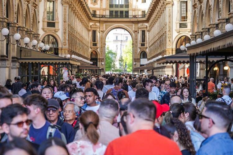Turisti affollano le vie del centro di Milano - Ipa