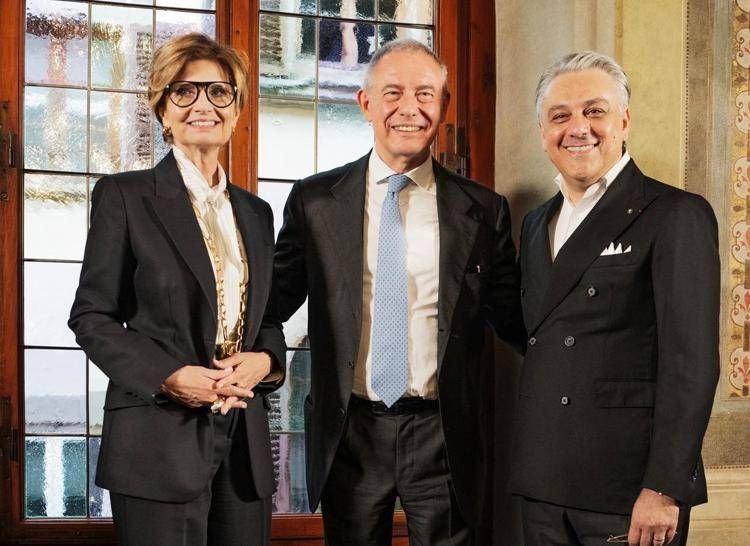Sabina Belli, ad di Pomellato, Adolfo Urso, ministro delle Imprese e del Made in Italy, e Luca de Meo, ceo del gruppo Kering all'Archivio Gucci di Firenze